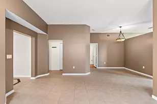 376 E Royal Cove Cir, Davie, FL 33325 - Photo 9