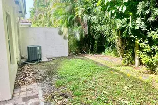 541 Alejandro Ln, West Palm Beach, FL 33413 - Photo 9