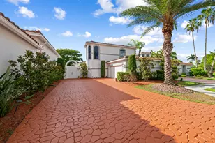 980 Bel Aire Dr W, Pembroke Pines, FL 33027 - Photo 3