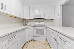 319 Knotty Pine Cir, Greenacres, FL 33463 - Photo 9