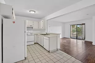 300 W Palm Cir Circle W, Pembroke Pines, FL 33025 - Photo 7