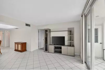 3425 Via Poinciana #403, Lake Worth, FL 33467 - Photo 9