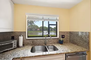 22 Lexington Ln W, Palm Beach Gardens, FL 33418 - Photo 5