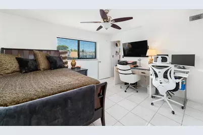1351 NE 40th Place, Oakland Park, FL 33334 - Photo 15
