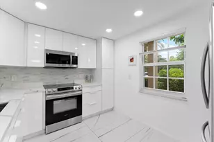 3900 Oaks Clubhouse Dr, Pompano Beach, FL 33069 - Photo 15