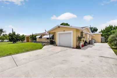 220 SW 10th Avenue, Boynton Beach, FL 33435 - Photo 3