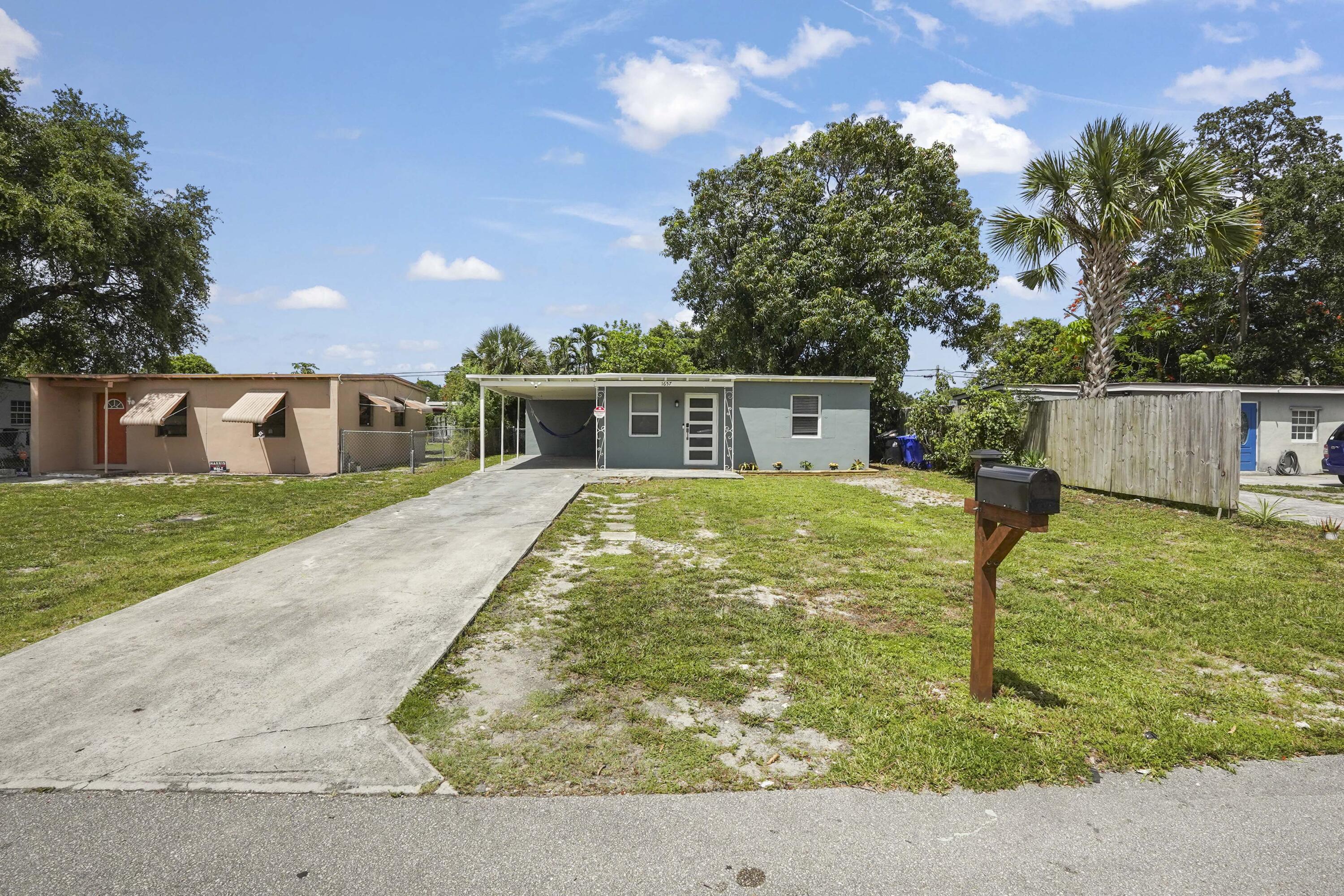 1657 Lauderdale Manor Dr main architectural view
