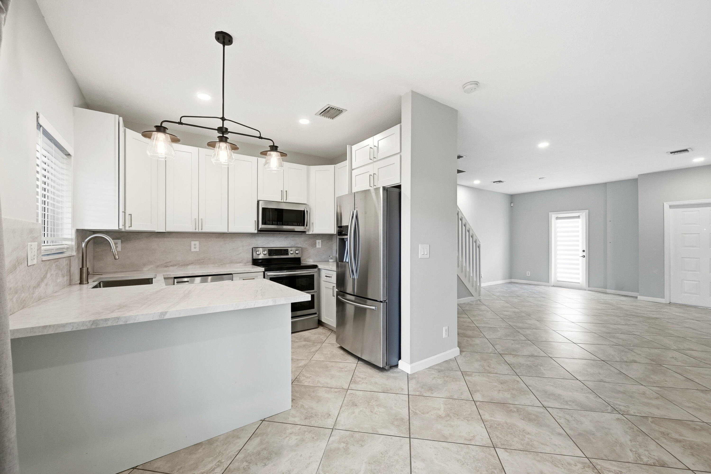 8464 Lagos De Campo Blvd main architectural view