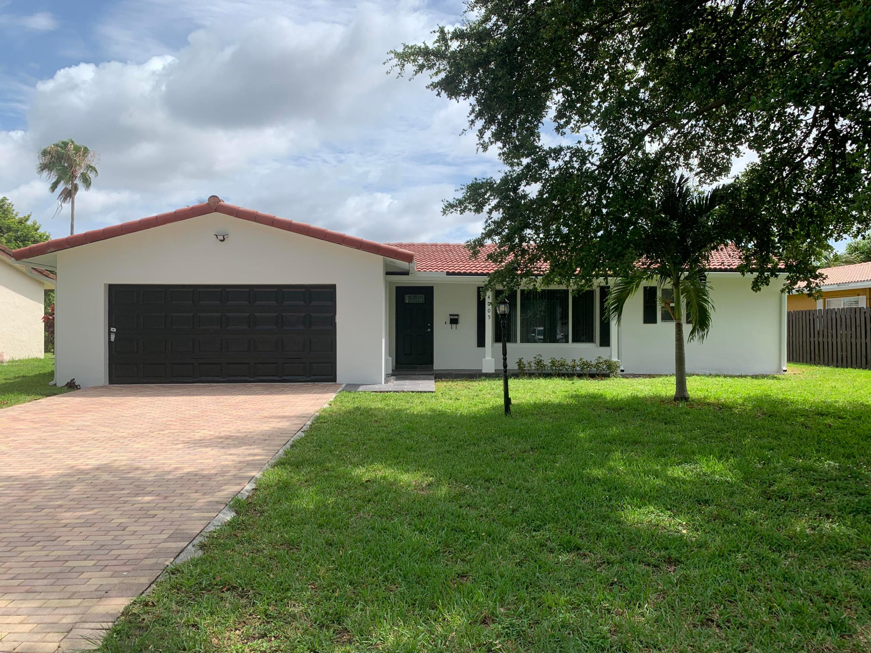4005 NW 76th Ave main architectural view