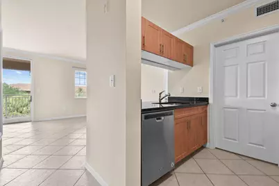 6556 Emerald Dunes Drive #302, West Palm Beach, FL 33411 - Photo 9