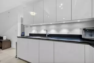 1010 Brickell Ave, Miami, FL 33131 - Photo 9