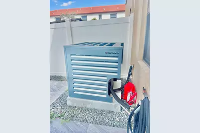 10490 W 33rd Way, Hialeah, FL 33018 - Photo 15
