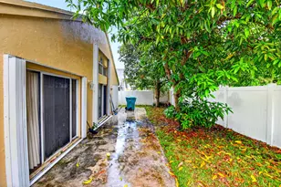 1059 Fairfax Cir W, Boynton Beach, FL 33436 - Photo 23