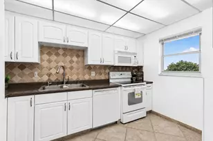 555 NW 4 Ave, Boca Raton, FL 33432 - Photo 15