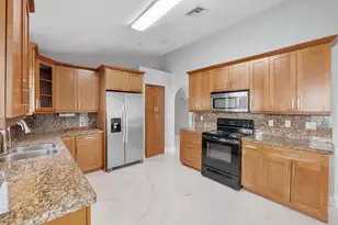 17646 SW 10th St, Pembroke Pines, FL 33029 - Photo 5