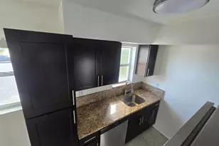 270 NE 40th Street NE, Oakland Park, FL 33334 - Photo 3