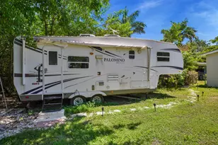 27 NE 18th St, Homestead, FL 33030 - Photo 13