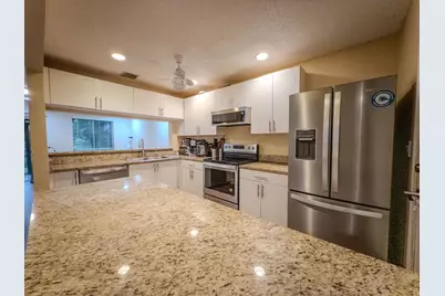 2011 E Discovery Cir E, Deerfield Beach, FL 33442 - Photo 9