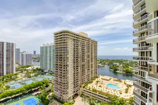 20185 E Country Club Dr, Miami, FL 33180 - Photo 27