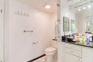 20185 E Country Club Dr, Miami, FL 33180 - Photo 31