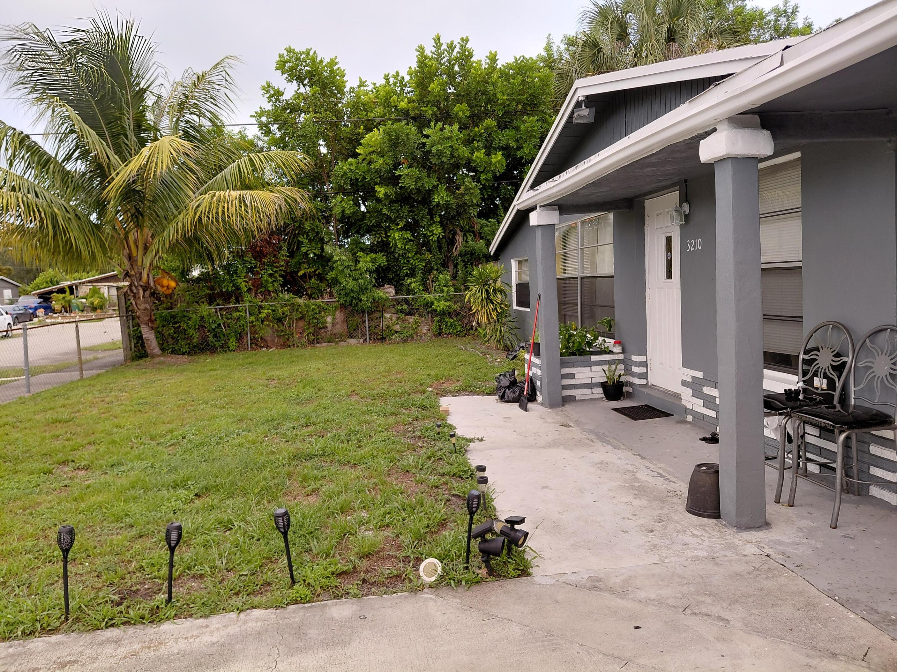 3210 NW 18th Pl main architectural view