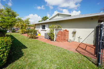 120 Swan Parkway W, Royal Palm Beach, FL 33411 - Photo 21