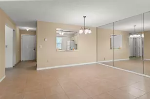 105 Lakeview Dr E, Royal Palm Beach, FL 33411 - Photo 9