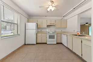 105 Lakeview Dr E, Royal Palm Beach, FL 33411 - Photo 5