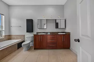2700 NE 8th Ave, Wilton Manors, FL 33334 - Photo 15