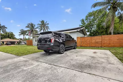202 Elaine Circle W, West Palm Beach, FL 33409 - Photo 3