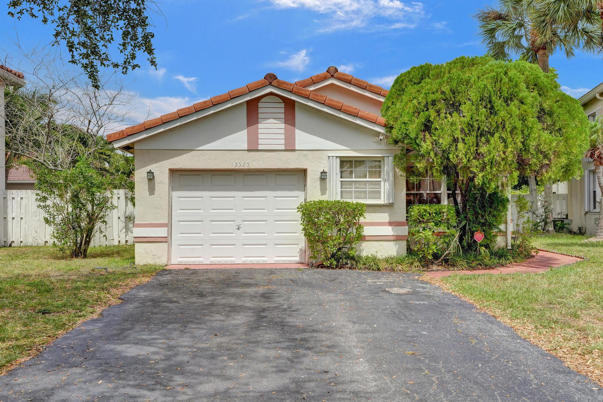 13525 NW 5th Ct main architectural view