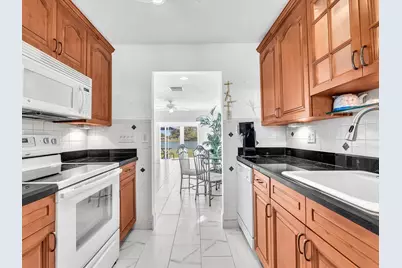 2017 SW Golf Lane #109, Boynton Beach, FL 33426 - Photo 11