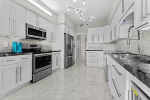 7578 Regency Lake Dr, Boca Raton, FL 33433 - Photo 17