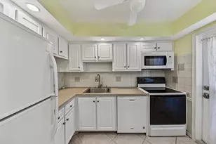 400 SE 10th St, Deerfield Beach, FL 33441 - Photo 17