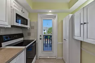 400 SE 10th St, Deerfield Beach, FL 33441 - Photo 13