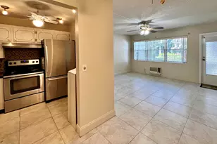 94 Windsor E, West Palm Beach, FL 33417 - Photo 3