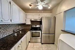 94 Windsor E, West Palm Beach, FL 33417 - Photo 1