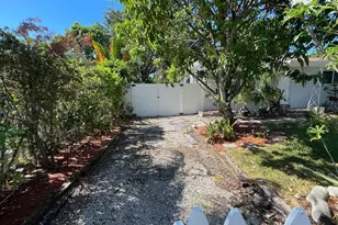 1635 NE 160th St, North Miami Beach, FL 33162 - Photo 3