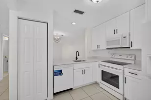 946 Summit Lake Dr, West Palm Beach, FL 33406 - Photo 5
