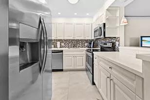 205 Flanders E, Delray Beach, FL 33484 - Photo 3