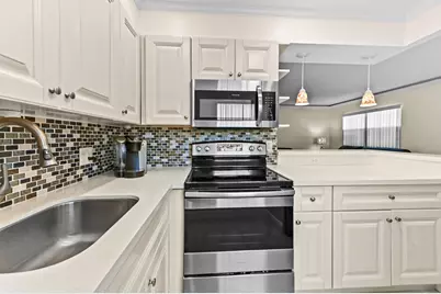 205 Flanders E, Delray Beach, FL 33484 - Photo 5