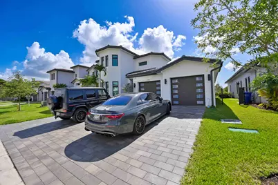 5746 Ashwood Circle W, Hollywood, FL 33312 - Photo 3