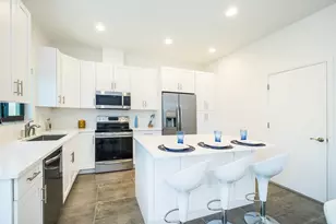 1036 NE 33rd St, Oakland Park, FL 33334 - Photo 3