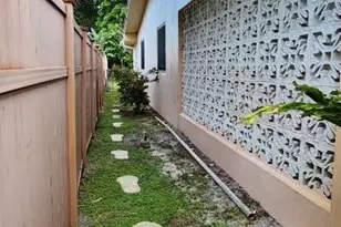 1676 NE 40th St, Oakland Park, FL 33334 - Photo 23