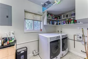 1676 NE 40th St, Oakland Park, FL 33334 - Photo 17