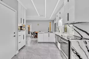 11251 Lakeview Dr, Coral Springs, FL 33071 - Photo 17