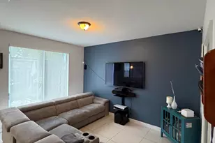 1047 NE 208th St, Miami, FL 33179 - Photo 9