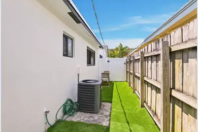 105 SE 2nd Street, Dania Beach, FL 33004 - Photo 15