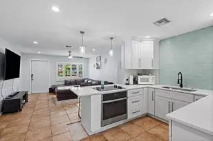 520 SE Dolphin Dr, Stuart, FL 34996 - Photo 9
