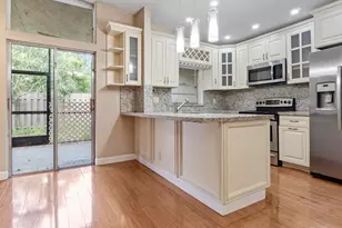 570 Woodgate Cir, Sunrise, FL 33326 - Photo 7
